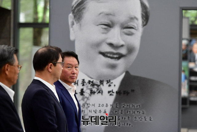 ▲ 최태원 SK 회장이 지난해 8월 서울 종로구 SK서린빌딩에서 열린 ‘최종현 선대 회장 20주기 사진전’ 제막식에 참석했다. ⓒ뉴데일리