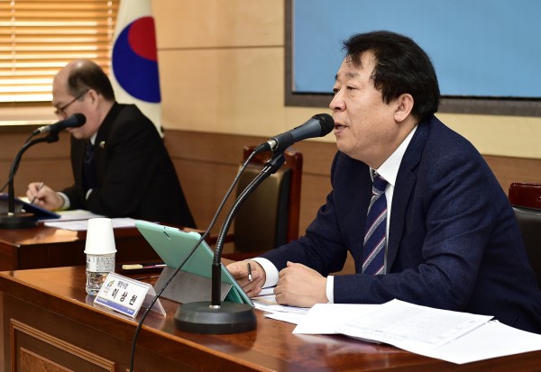 ▲ 이상천 제천시장(오른쪽)이 민선7기 2년차 주요업무계획보고회에서 시정방향을 주문하고 있다.ⓒ제천시