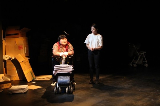 ▲ 두산아트랩 2019 '폐지의 역사' 공연 사진.ⓒ두산아트센터