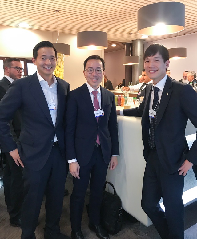 ▲ 김동관 한화큐셀 전무(사진 왼쪽)와 김동원 한화생명 상무(오른쪽)은 다보스 현지에서 23일 싱가포르 경제개발청(Singapore Economic Development Board)의 배 스완 진(Beh Swan Gin, 가운데) 회장과 미팅을 갖고 지속가능한 경제성장을 창출해야 하는 기업의 사명에 대해 공감대를 나눴다.ⓒ한화