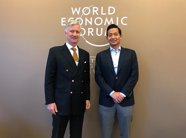 ▲ 김동관 한화큐셀 전무(사진 오른쪽)은 다보스 현지에서 22일 필립(H.M Philippe) 벨기에 국왕과 면담을 갖고, 유럽의 신재생 에너지 시장전망과 향후 지구 온난화라는 전지구적 과제를 해결하기 위해 필요한 노력에 대해 의견을 나눴다.ⓒ한화