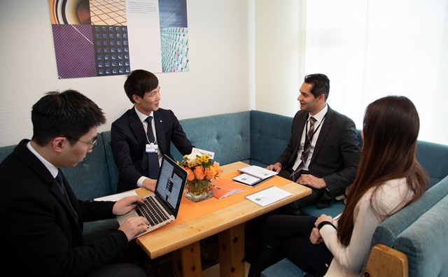 ▲ 김동원 한화생명 상무(사진 왼쪽 두번째)는 다보스 현지에서 23일 동남아시아에서 스타트업 기업에 투자를 하는 비캐피탈(B Capital)의 창업자 라지 갱굴리(Raj Ganguly, 오른쪽 두번째)와 미팅을 가졌다. ⓒ한화