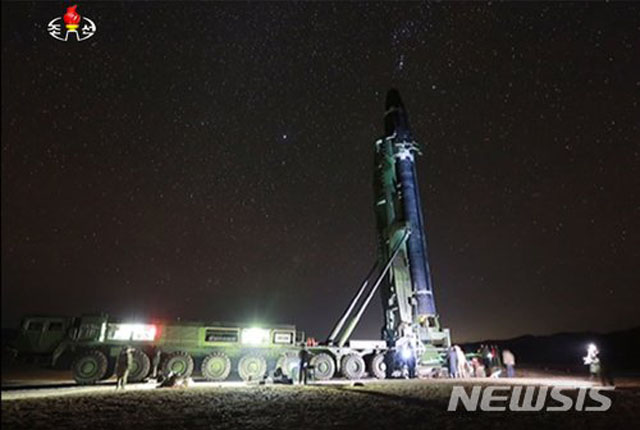 ▲ 2017년 11월 29일 북한이 발사한 대륙간 탄도미사일(ICBM) 화성-15형. ⓒ뉴시스. 무단전재 및 재배포 금지.