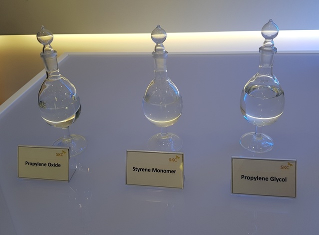 ▲ SKC의 대표 화학 제품인 PO(프로필렌옥사이드), SM(스타이렌 모노머), PG(프로필렌렌글리콜) ⓒ 뉴데일리 송승근 기자