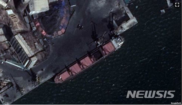 ▲ 지난해 4월 위성에 포착된 북한 석탄 운반 화물선. 장소는 러시아 홀름스크 항이다. 유엔 안보리 대북제재위원회 전문가 패널은 북한산 석탄의 원산지 위조 등을 찾아내 폭로하기도 했다. ⓒ뉴시스. 무단전재 및 재배포 금지.