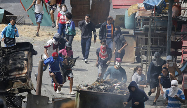 ▲ 지난 22일 쿠데타에 지지하며 시위를 벌이는 베네수엘라 시민들. ⓒ뉴시스 AP. 무단전재 및 재배포 금지.