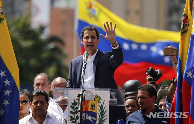▲ 23일(현지시간) 지지자들 앞에 서서 마두로 정권 퇴진을 촉구하는 후안 구이도 베네수엘라 국회의장. ⓒ뉴시스 AP. 무단전재 및 재배포 금지.