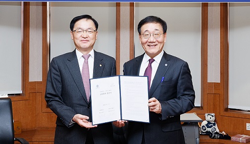 ▲ 23일 서울 서대문구 연세대학교에서 교류협력 MOU를 체결한 장시권 한화시스템 대표이사(왼쪽), 김용학 연세대 총장이 기념촬영을 하고 있다. ⓒ연세대