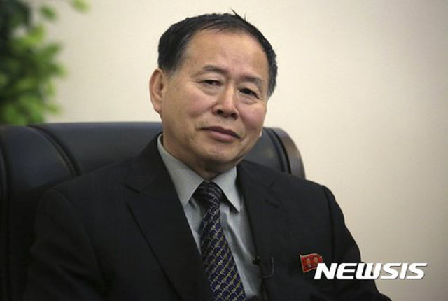 ▲ 2017년 4월 미국 AP통신과 인터뷰하는 한성렬 전 북한 외무성 부상. ⓒ뉴시스 AP. 무단전재 및 재배포 금지.