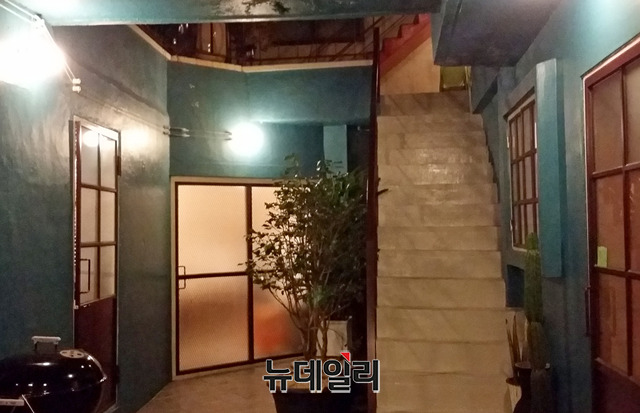 ▲ 창성장 내부. 정면은 관리실과 2층 계단, 좌측은 다용도실, 우측은 로비로 이어진다. 로비에는 4개의 객실이 있으며, 2층에는 5개의 객실, 2층 외부에 하나의 객실이 있다. ⓒ정호영