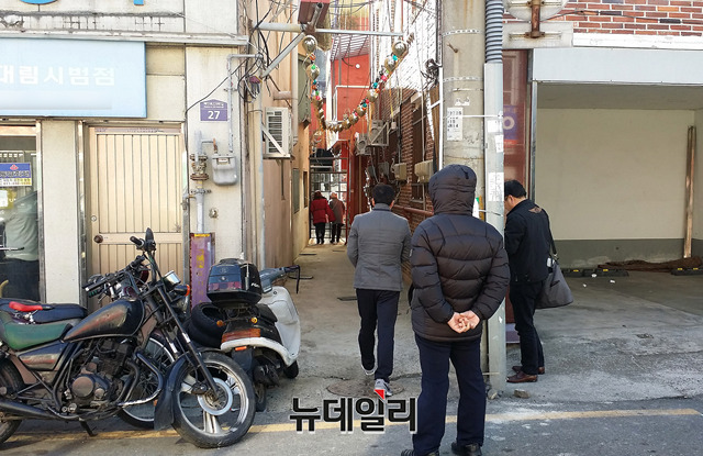 ▲ 24일 오전 11시. 시민 5명이 창성장 외부를 바라보고 있다. ⓒ정호영