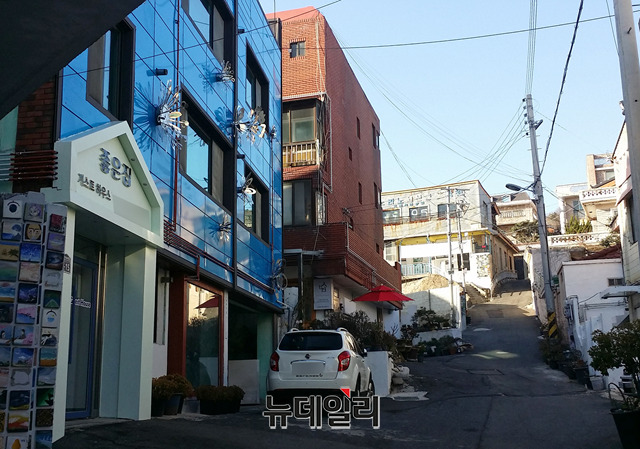 ▲ 목포 인근 게스트하우스 골목. 이 골목에만 숙박 업소가 4곳 밀집해 있다. ⓒ정호영