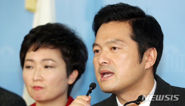 ▲ 김태우 전 검찰수사관(오른쪽)과 이언주 바른미래당 의원이 24일 국회 정론관에서 기자회견을 열고 검찰의 압수수색에 대한 입장을 밝히고 있다. ⓒ뉴시스