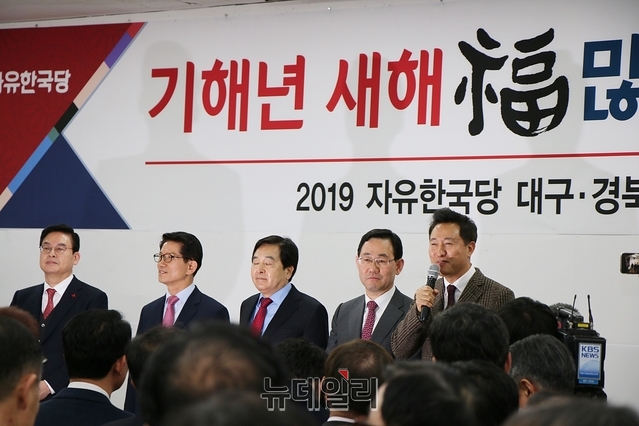 ▲ 지난 2일 대구를 찾은 자유한국당 당 대표 주자들(사진 왼쪽부터 정우택, 김문수, 심재철, 주호영, 오세훈.ⓒ뉴데일리 이지연 기자