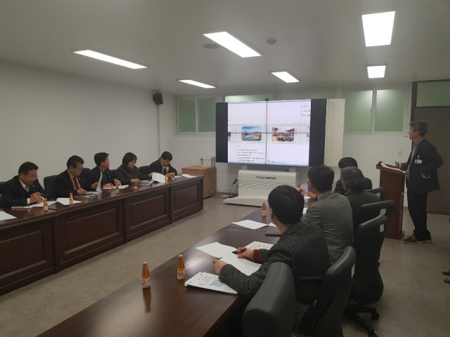 ▲ 포항시시설관리공단 관계자가 벤치마킹온 영천시 시의원및 관계공무원을 대상으로 공단을 소개하고 있다.ⓒ포항시시설관리공단