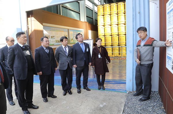 대전시의회 원자력안전특별위원들이 24일 원자력연구원을 방문, 방사성폐기물 처리 대책을 점검하고 있다.ⓒ대전시의회