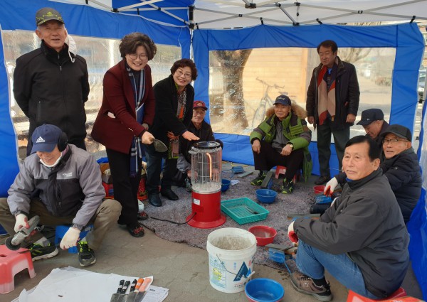 ▲ 충주댐효나눔복지센터 효나눔봉사회가 단양 평동전통시장에서 주민들의 칼을 갈아주는 봉사활동을 펼치고 있다.ⓒ충주댐효나눔복지센터