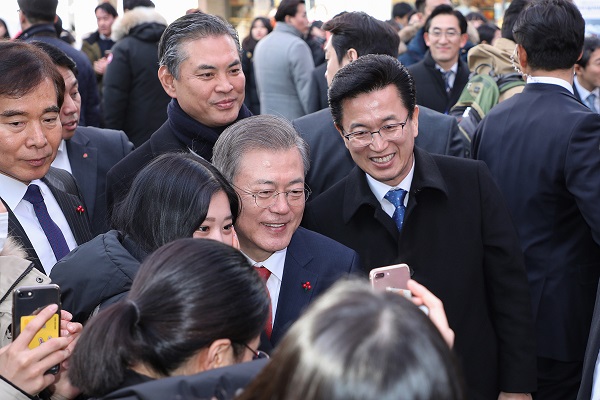 ▲ 문재인 대통령이 24일 대전에서 열린 과학기술정보통신부 주최 4차 산업혁명특별시의 비전을 천명하기 위한 ‘대전의 꿈, 4차 산업혁명특별시’ 행사에 참석, 인사말을 하고 있다. 행사에 이어 문 대통령이 대전 으능정이 거리에서 시민들과 기념촬영을 하고 있다.ⓒ대전시