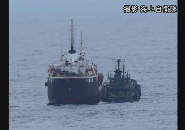 ▲ 일본 방위성이 24일 공개한 북한 유조선의 불법환적 장면. 일본 해상자위대 보급함이 촬영했다. ⓒ일본 NHK 관련보도 화면캡쳐.