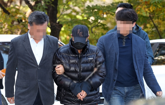 ▲ 등촌동 살인사건의 범인 김모씨가 지난해 10월 구속 전 피의자 심문을 위해 서울남부지법으로 이동하고 있다. ⓒ뉴시스