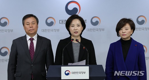 ▲ 25일 서울 세종로 정부서울청사에서 유은혜 부총리 겸 교육부장관(가운데)이 '체육계 비리 근절 대책'을 발표하고 있다. ⓒ뉴시스