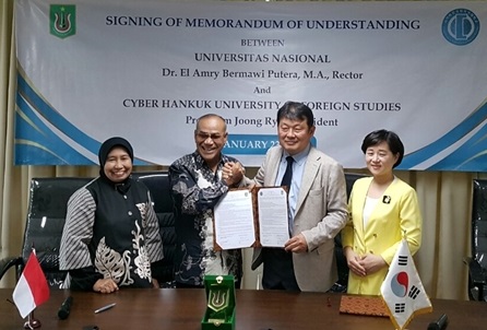 ▲ 지난 23일 인도네세아 민족대학교(UNAS)에서 MOU를 체결한 사이버한국외국어대학교, UNAS 관계자 등이 기념촬영을 하고 있다. ⓒ사이버한국외대