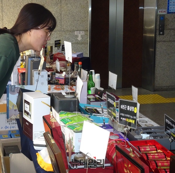 ▲ 충북도가 25일 신관 로비에서 진행한 장애인 생산품 판매지원 행사에 관계자들이 상품을 진열하고 있다.ⓒ박근주 기자