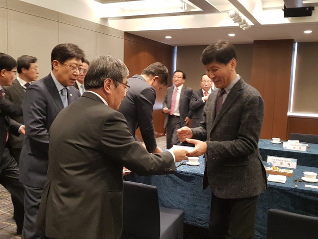 ▲ 윤석헌 금융감독원장(가운데)은 25일 서울 중구 은행연합회관에서 열린 '저축은행 CEO 오찬 간담회'에 참석해, 저축은행 대표들과 인사를 나눴다.ⓒ뉴데일리