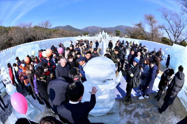 ▲ 25일 충북 제천시 의림지에서 펼쳐진 제천얼음축제장을 찾은 시민들의 모습.ⓒ제천시