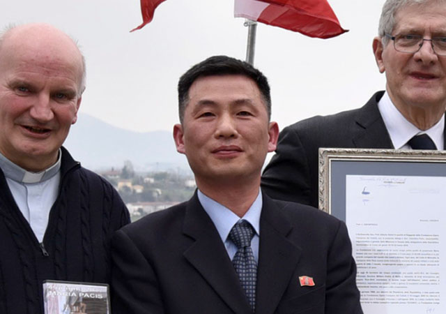 ▲ 지난해 11월 초순 가족들과 함께 잠적한 조성길 이탈리아 주재 북한 대사 대리. 이탈리아 정보기관의 보호를 받는 중으로 알려졌다. ⓒ뉴시스 AP. 무단전재 및 재배포 금지.