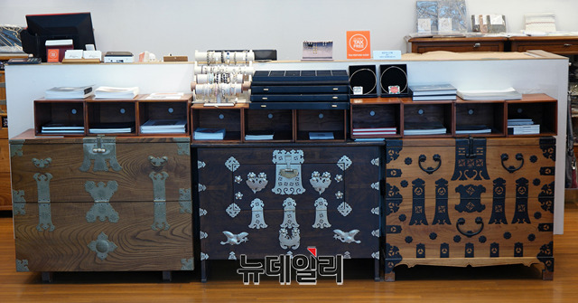 ▲ 서울역사 내에 위치한 '하이핸드코리아' 매장 내부 모습. 당초 전통공예품 전시·판매를 목적으로 들어선 이 곳은 현재 일반 공산품도 함께 팔고 있다. ⓒ뉴데일리 이기륭 기자