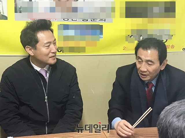 ▲ 오세훈 한국당 미래비전특위원장(왼쪽)이 25일 서문시장 국수 오찬을 시작으로 민심다잡기에 나섰다.ⓒ뉴데일리