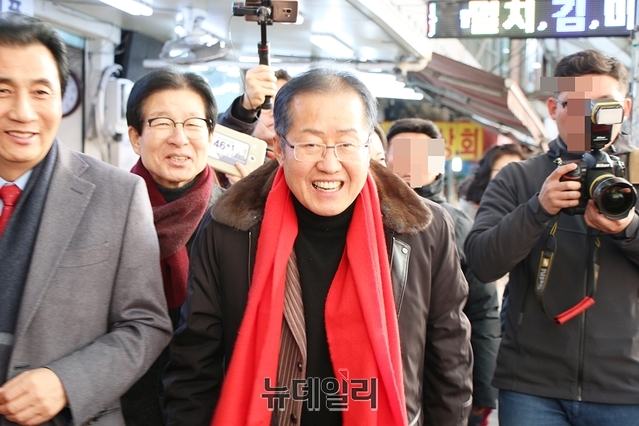 ▲ 홍준표 한국당 전 당 대표가 25일 서문시장을 방문, 여전한 존재감을 과시했다.ⓒ뉴데일리