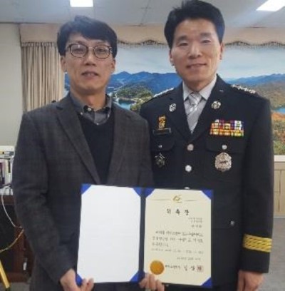 ▲ 김상현 제천소방서장(오른쪽)이 천승환 교수에게 지도의사 위촉장을 전달하고 있다.ⓒ제천소방서