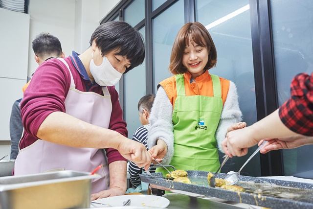 ▲ 봉사활동에 참여한 한화건설 임직원들이 설을 맞아 명절음식을 만들고 있다. ⓒ한화건설