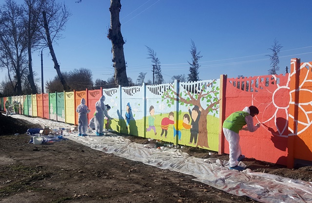 ▲ '해피무브 글로벌 청년봉사단' 단원들이 마을 담장 벽화그리기 봉사활동을 하고 있다. ⓒ현대엔지니어링