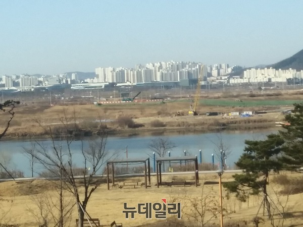 ▲ 세종시청 뒤편 금강변 전경.ⓒ김동식 기자