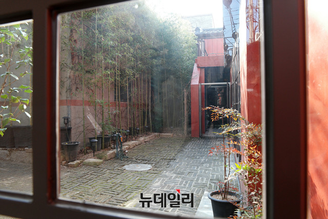 ▲ 손혜원 무소속 의원 측근이 매입한 것으로 알려진 전남 목포시 대의동에 위치한 게스트하우스 '창성장' 외부 전경. 국회 문화체육관광위원회 여당 간사인 손 의원은 목포 원도심 일원이 문화재로 지정되기 전 측근을 통해 건물 다수를 매입했다는 의혹을 받고 있다.  ⓒ(전남 목포=뉴데일리 이기륭 기자)