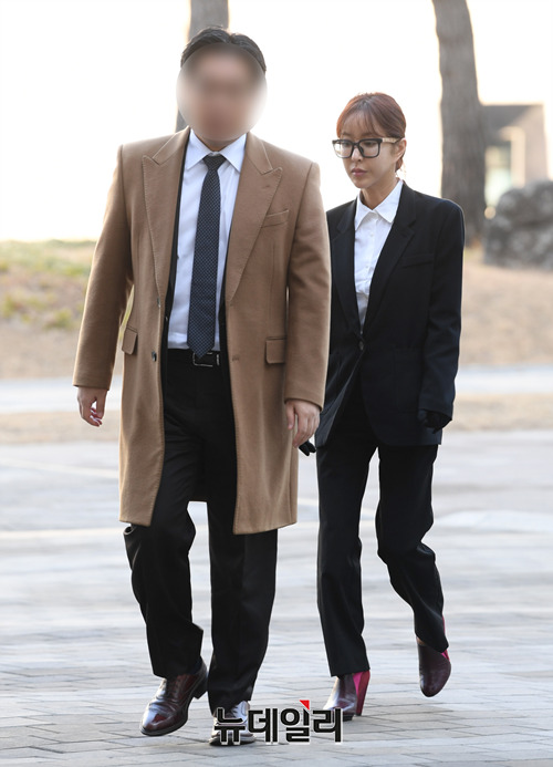 ▲ 해외에서 수억 원대의 도박을 한 혐의로 불구속 기소된 걸그룹 S.E.S. 출신 슈(유수영)가 24일 오전 서울 송파구 동부지방법원에 변호인과 함께 출석하고 있다. ⓒ정상윤 기자