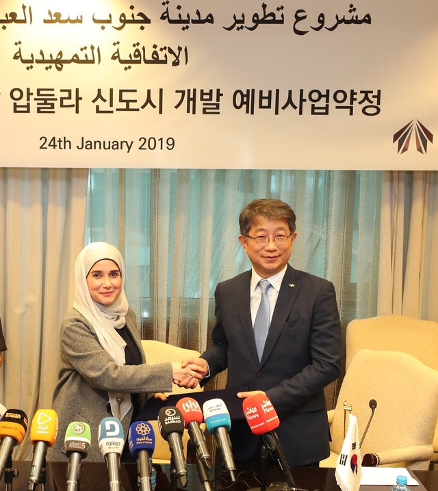 ▲ 쿠웨이트 주거복지청에서 개박상우 LH 사장(사진 오른쪽)이 지난 24일 개최된 '쿠웨이트 압둘라 신도시 개발사업 예비사업약정 체결식'에서 부셰리(Jinan Busheri) 쿠웨이트 주택부 장관(사진 왼쪽)과 기념사진을 촬영하고 있다.ⓒLH