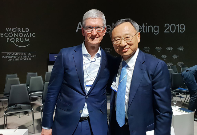 ▲ 22일 스위스 다보스포럼 IBC 윈터미팅에서 황창규 KT 회장(오른쪽)과 팀 쿡(Tim Cook) 애플 CEO가 기념촬영을 하고 있는 모습. ⓒKT