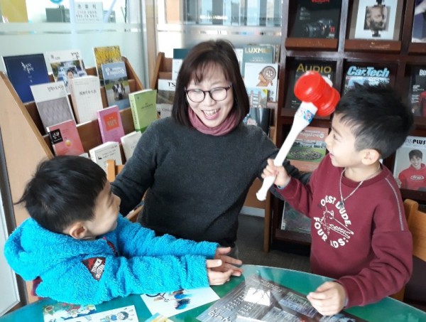 ▲ ‘아이돌보미’가 아이를 돌보고 있는 모습.ⓒ단양군