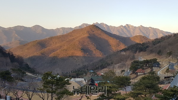 ▲ 27일 충북 보은군과 경북 상주시 속리산 국립공원 남쪽 국도변에 위치한 ‘충북의 알프스 구병산(876m)’에 이른 아침 햇볕이 들기 시작했다. 구병산은 주능선이 동쪽에서 서쯕으로 길게 이어지면서 마치 병풍을 두른 듯 아홉 개의 봉우리가 이어져 있다. 사진은 구병산과 마주보고 있는 보은군 임곡리 나인밸리 포레스트에서 바라본 모습이다.ⓒ김정원 기자