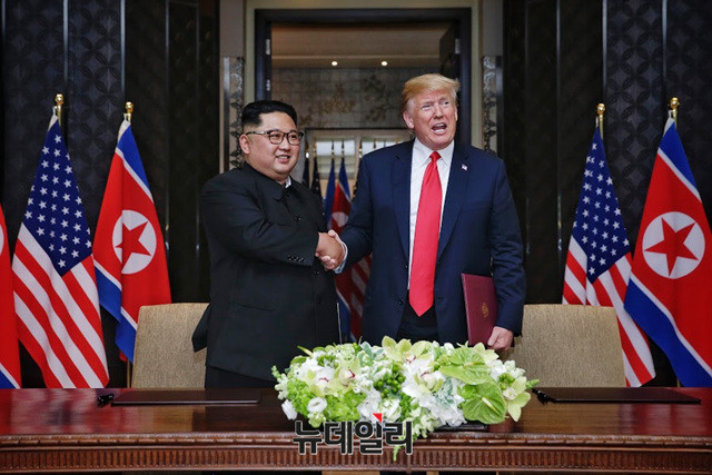 ▲ 지난해 6월 싱가포르 정상회담 당시 북한 김정은과 트럼프 미국 대통령.ⓒ뉴데일리 DB
