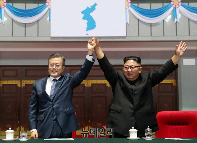 ▲ 문재인 대통령과 북한 김정은이 지난해 19일 평양 5.1 경기장에서 열린 공연을 관람하기 위해 입장하며 환호하는 평양 시민들에게 손을 들어 인사하고 있다.(사진=평양사진공동취재단)ⓒ뉴데일리DB