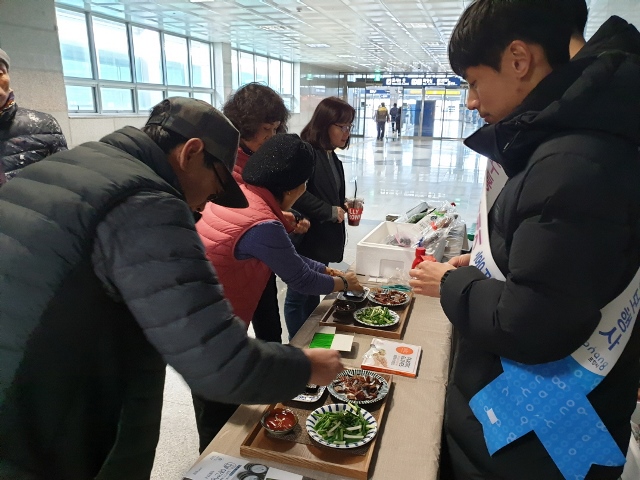 ▲ KTX 동대구역에서 펼친 포항 과메기 홍보 및 판매행사에서 방문객들이 시식과 구매로 성황을 이뤘다.ⓒ포항시