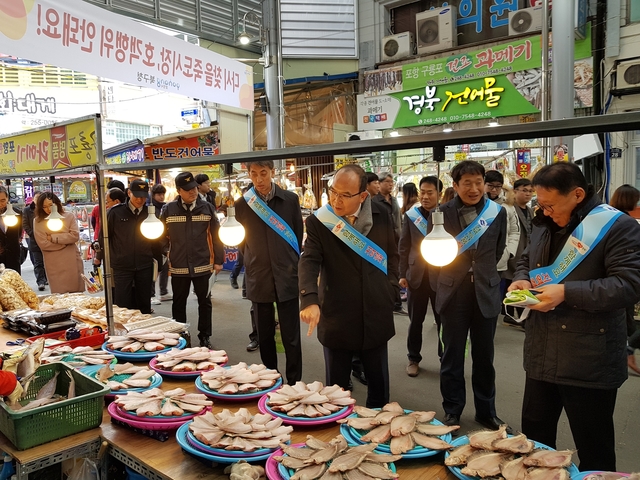 ▲ 윤종진 경북도 행정부지사가 죽도시장에서 물건을 고르고 있다.ⓒ경북도