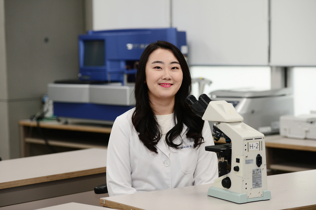 ▲ 임상병리사 국가고시 전국 수석을 차지한 대구보건대학교 이승민 씨가 학과 실습실에서 기념촬영을 했다.ⓒ대구보건대