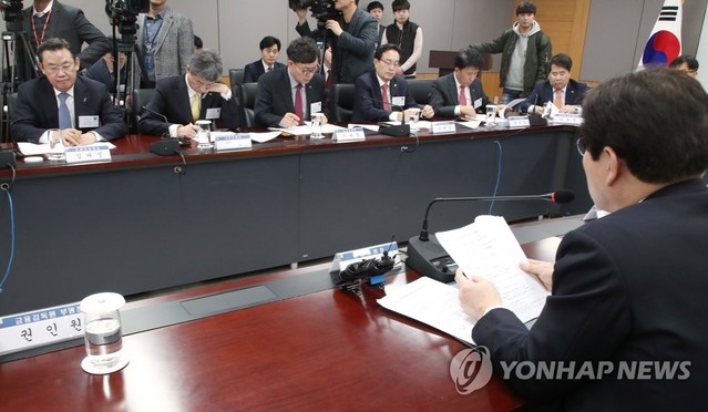 ▲ 최종구 금융위원장(오른쪽)이 25일 오후 정부서울청사에서 금융협회 및 은행장 등이 참석해 열린 가계부채관리 점검회의에서 발언하고 있다. ⓒ연합뉴스