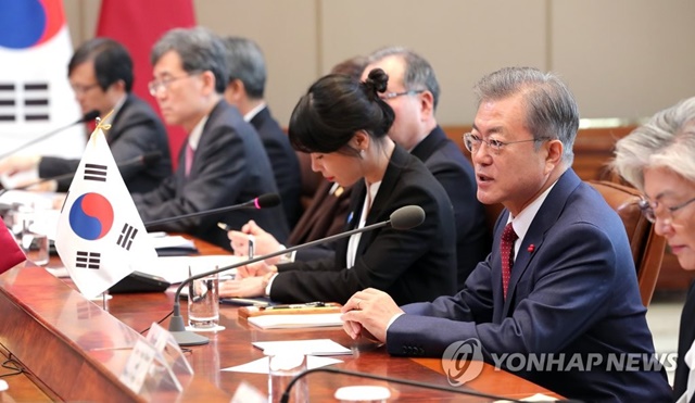 ▲ 28일 한국을 공식 방문한 타밈 빈 하마드 알사니 카타르 국왕과 정상회담을 갖는 문재인 대통령. ⓒ연합뉴스